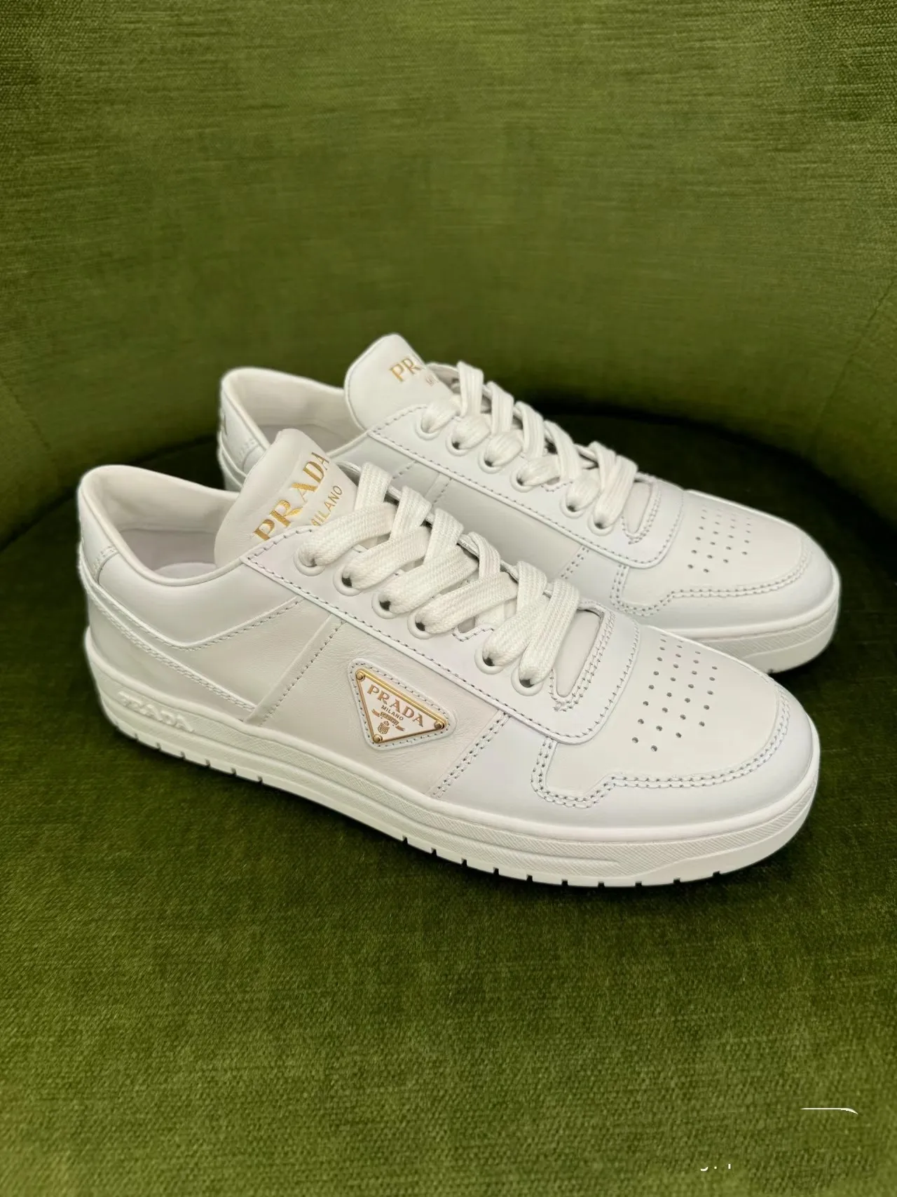 P380 Yuan 38-45 Prada Prada’s new men’s leather sports shoes, the highest version on the market, any comparison is welcome🆚! The original leather has excellent texture and is super high-end! Fetal sheep net lining imported from Italy, removable pad! Luxurious materials and fine workmanship, highly recommended!